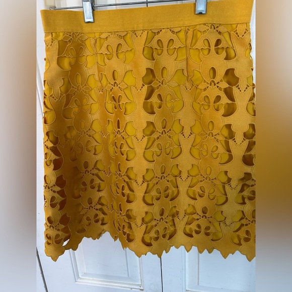 LOFT Mustard Yellow Layered Cutout Stretch Waistband Skirt Size 4 - Picture 2 of 9